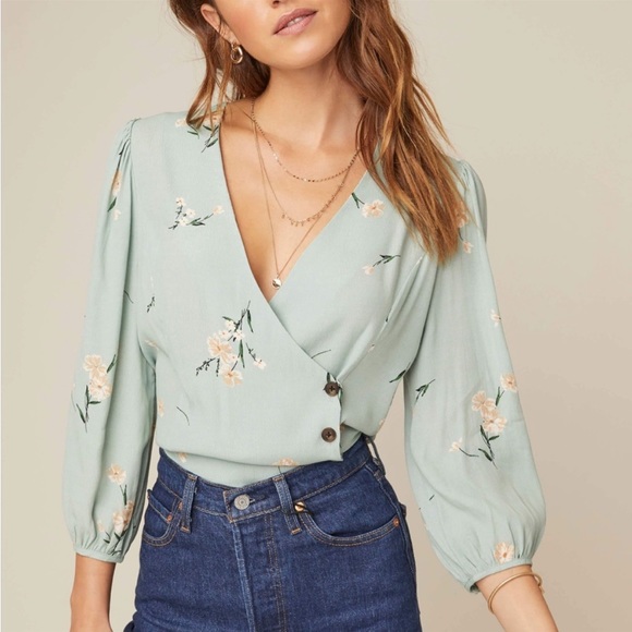 ASTR THE LABEL BUTTON WRAP FRONT FLORAL TOP in Sage Light Green Multi Fl… - Picture 3 of 14